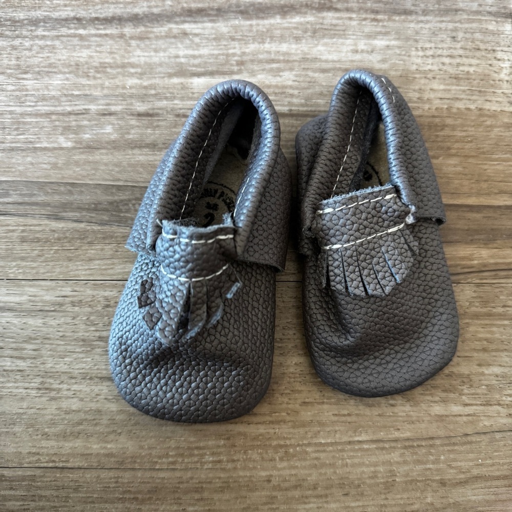 Freshly picked gray leather moccasin fringe size 2
